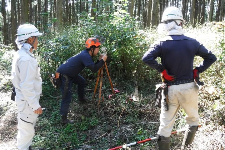 測量している写真