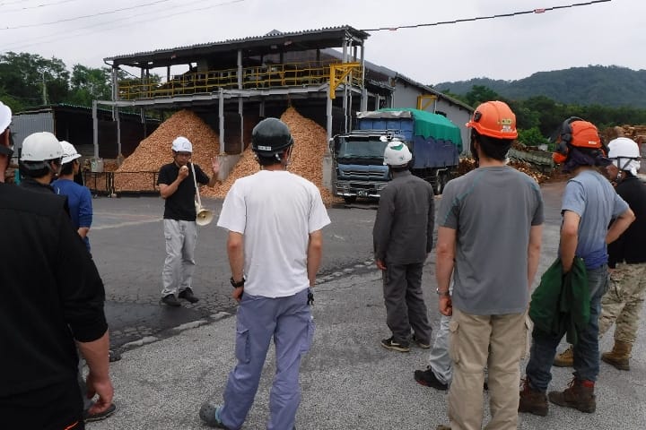 施設を見学している写真